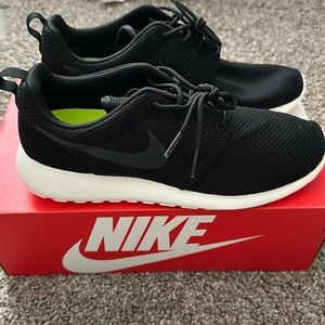 Nike Roshe One Men’s size 8